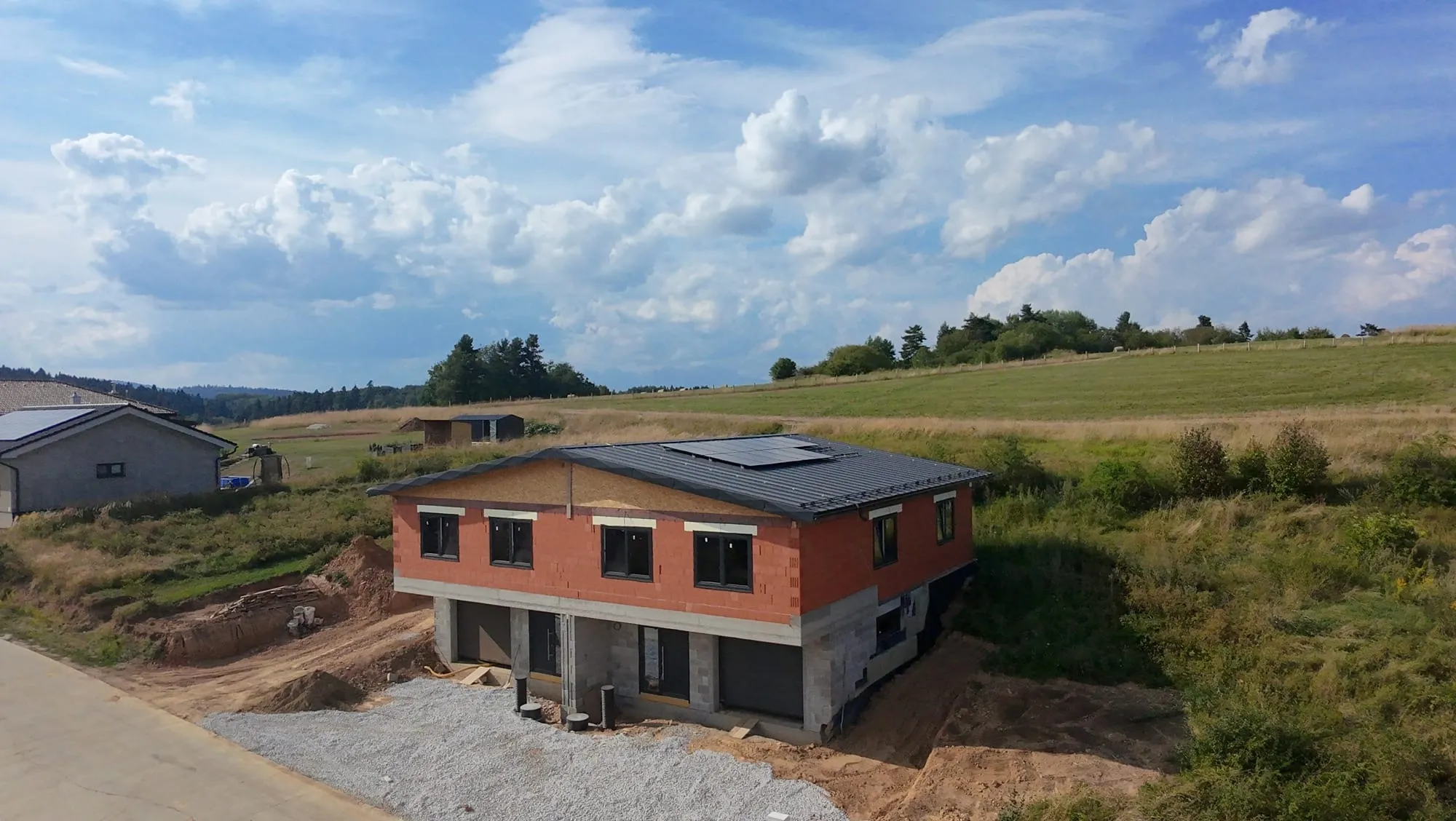 REÁLNA FOTO — dom B, hotová fasáda zo strany záhrady